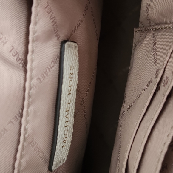 Micheal Kors Bucket Purse - Picture 6 of 7